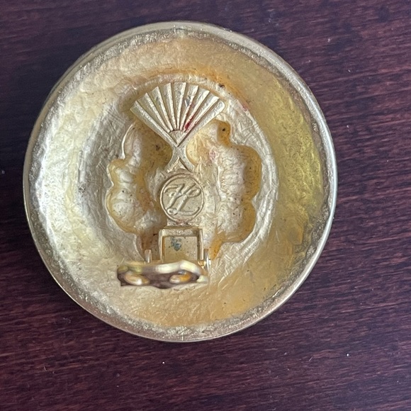 Karl Lagerfeld Vintage gold earrings. Beautiful flower surrounded by leaf vine. - Picture 4 of 5